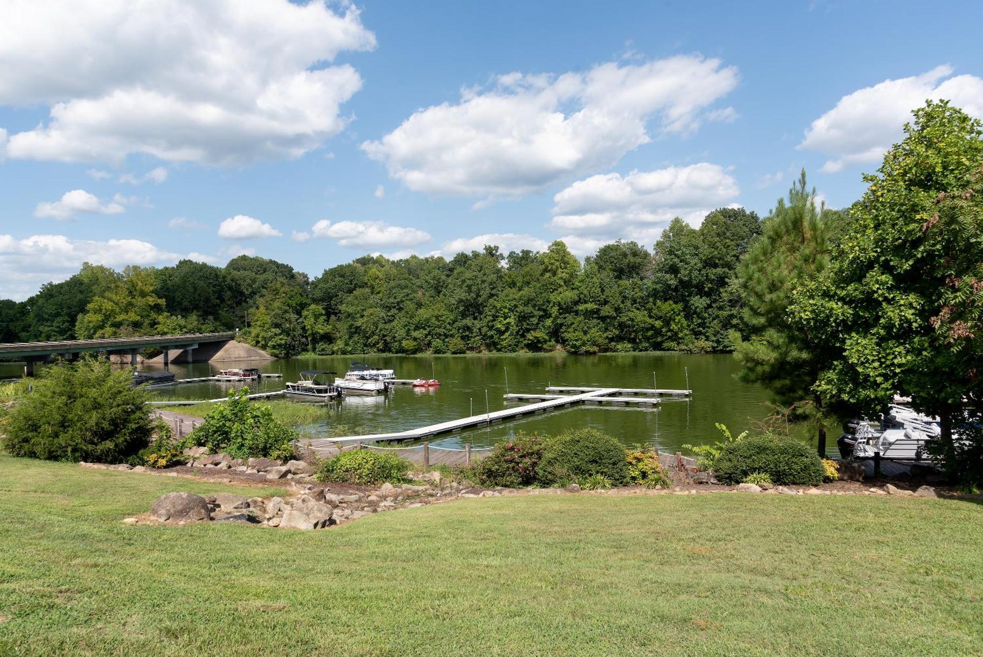 Boardwalk Hotel On Lake Anna By Kasa Mineral Exteriör bild